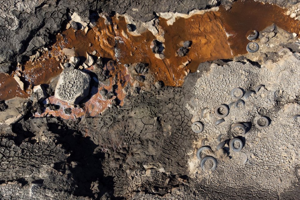 Βρετανία: Λάστιχα αυτοκινήτων στο βυθό ποταμού που ξεράθηκε -Φωτογραφία: AP Photo/Jon Super