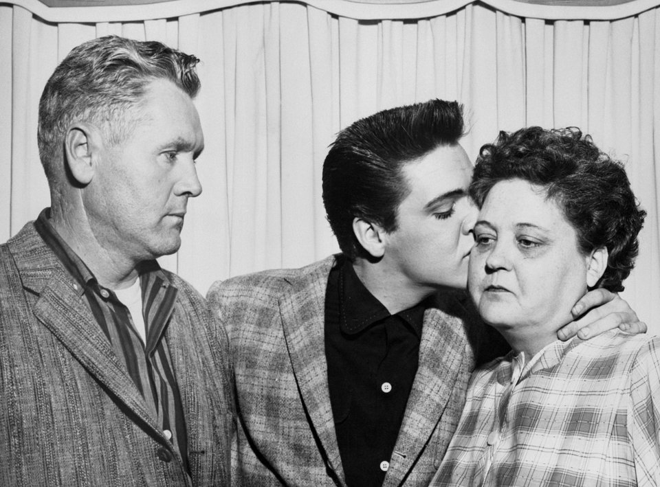 Ο Elvis Presley φιλάει τη μητέρα του, Gladys, την παραμονή της κατάταξής του στο στρατό. Αριστερά είναι ο πατέρας του, Vernon.