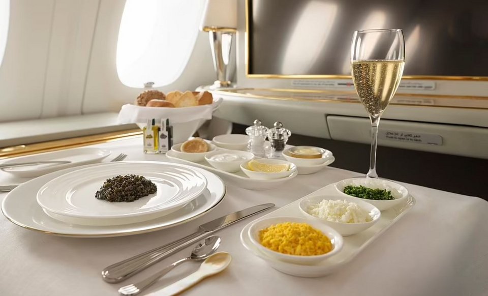 Η Emirates ανακοίνωσε αυτή την εβδομάδα ότι οι υπερπολυτελείς θέσεις της πρώτης θέσης θα προσφέρουν πλέον περισσότερες γευστικές επιλογές από ποτέ