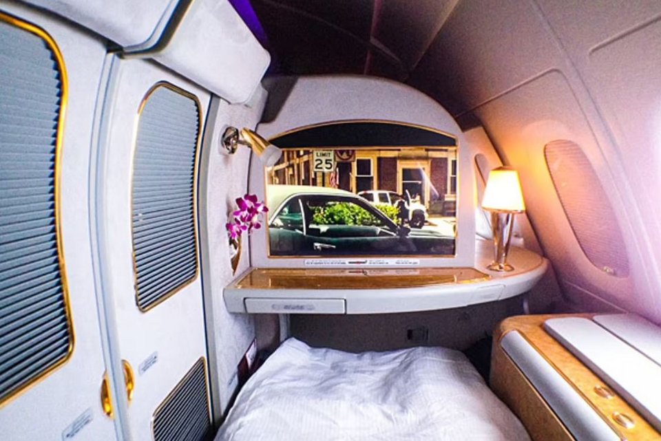 Η πτήση από το Λος Άντζελες στο Ντουμπάι διαρκεί σχεδόν 16 ώρες, αλλά πιθανότατα θα περάσει γρήγορα αν κλείσετε ένα από τα εισιτήρια πρώτης θέσης της Emirates Airlines αξίας 30.000 δολαρίων