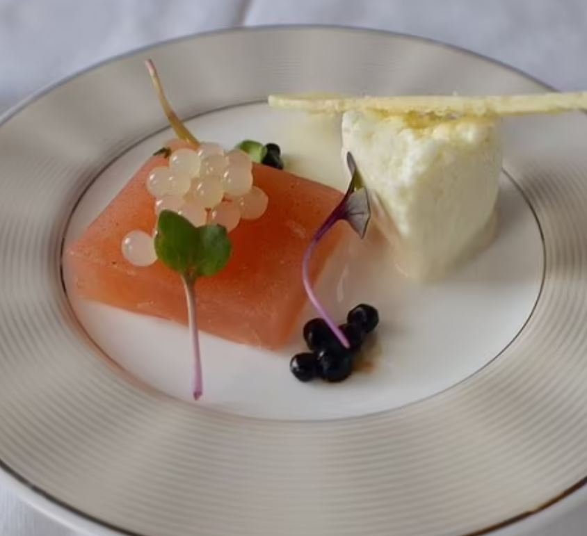 Το φαγητό και τα ποτά παρέχονται από τη γνωστή αλυσίδα εστιατορίων Cipriani