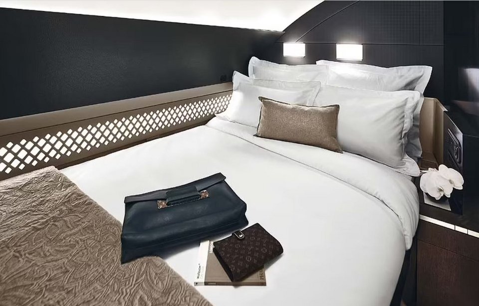 Τα καθίσματα μπορούν να ξαπλώσουν και να σχηματίσουν ένα διπλό κρεβάτι, καθιστώντας το ιδανικό για να κοιμηθείτε κατά τη διάρκεια μιας μακράς πτήσης