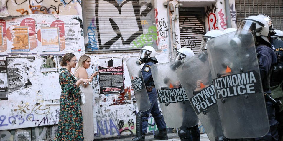 Κάτοικοι της περιοχής απέναντι σε διμοιρία των ΜΑΤ / ΦΩΤΟΓΡΑΦΙΑ INTIME