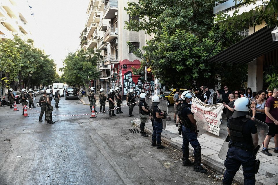 Εξάρχεια: Με ΜΑΤ ξεκίνησαν οι εργασίες για το Μετρό -Ενταση με κατοίκους που αντιτίθενται [βίντεο]