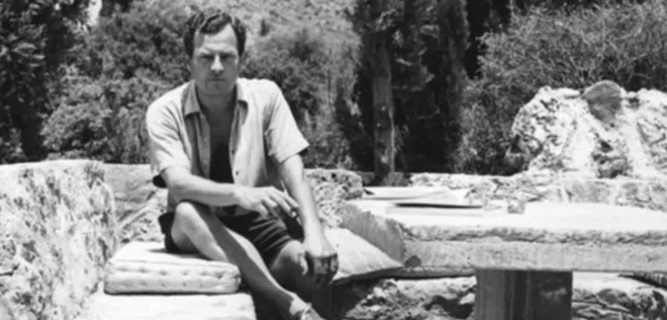 Ο Πάτρικ Λι Φέρμορ στο καθιστικό της βεράντας, κοντά στην σκάλα που οδηγούσε στη θάλασσα