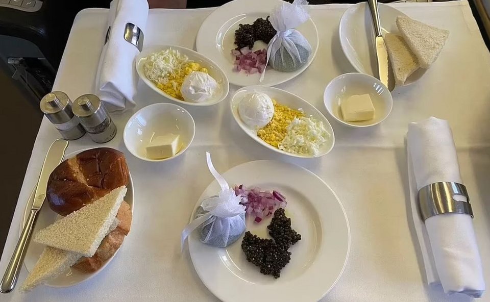 Στους επιβάτες προσφέρεται φαγητό βραβευμένο με αστέρι Michelin και ένας επιλεγμένος από τον Markus Del Monego κατάλογος κρασιών