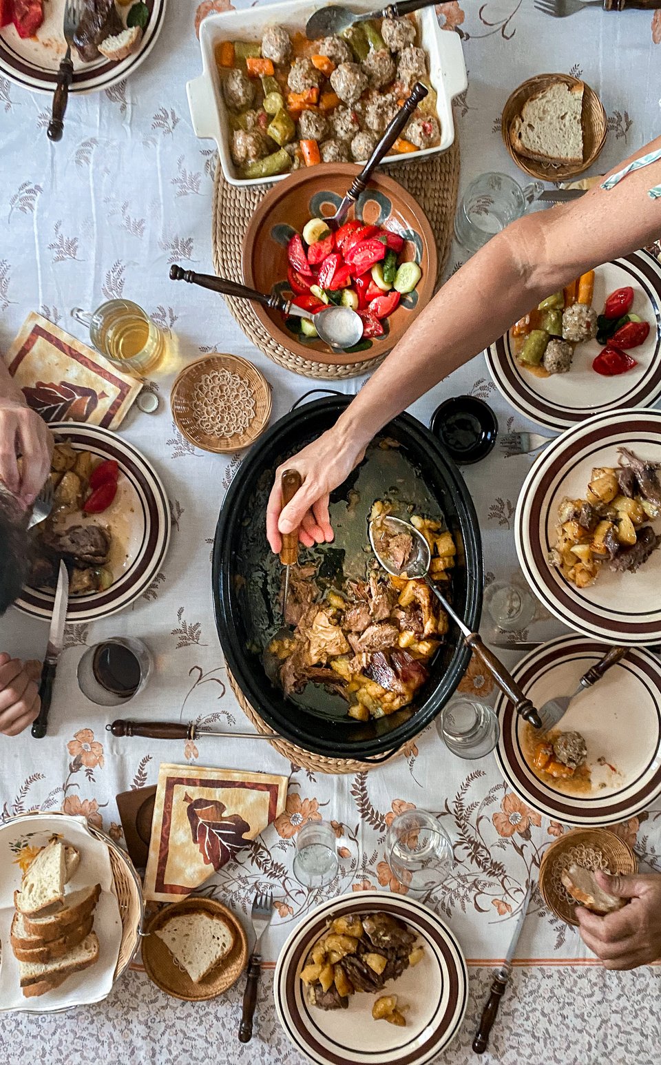 Τραπέζια στρωμένα με ελληνικές γεύσεις και αυθεντικά πιάτα του βουνού. 