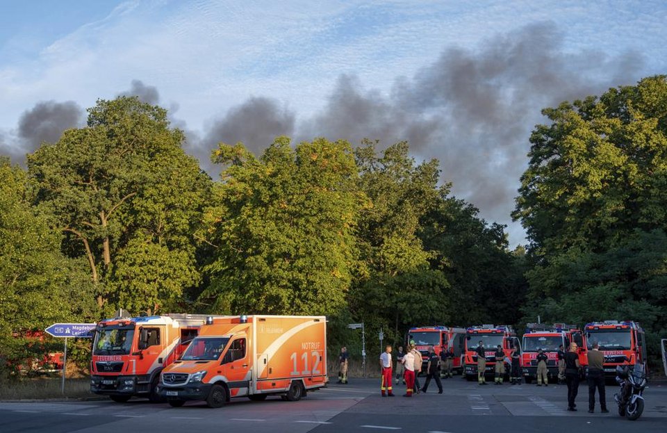 Σύμφωνα με την πυροσβεστική, δεν υπήρξαν τραυματισμοί και δεν κινδυνεύουν κατοικημένες περιοχές