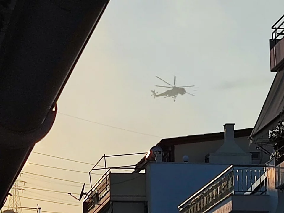 Ελικόπτερο επιχειρεί στη φωτιά του Κορυδαλλού - Φωτογραφία: ΣΚΑΪ