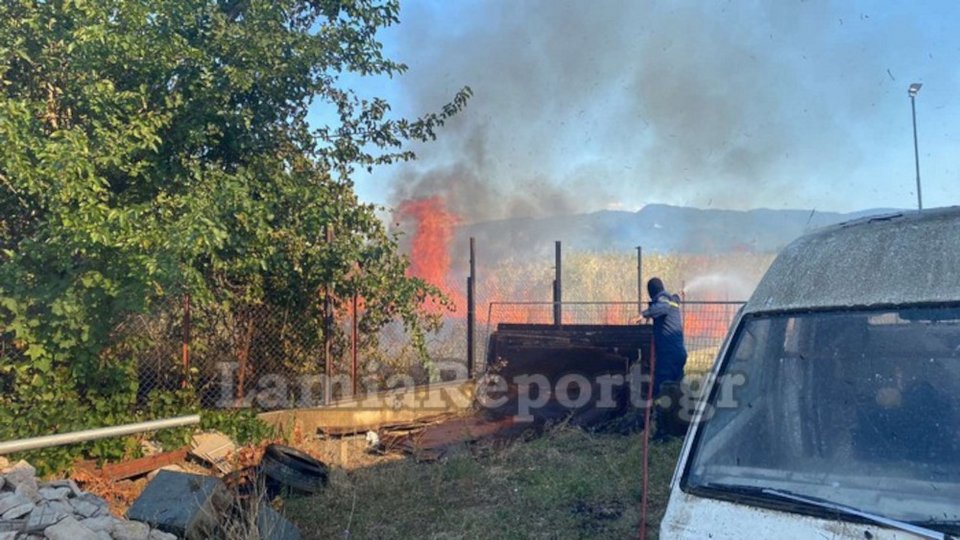 Φωτιά σημειώθηκε στη Λαμία γύρω από το τοπικό ΤΕΙ / lamiareport.gr