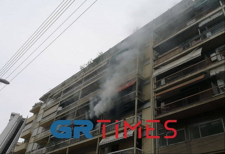 Φωτογραφία από τη φωτιά στο διαμέρισμα στην οδό Μπότσαρη / Πηγή: GRTimes