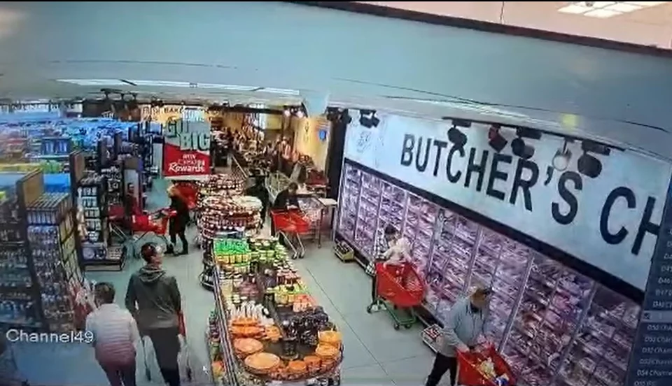 H μητέρα με το μωρό μπροστά στο ψυγείο των κρεατικών 