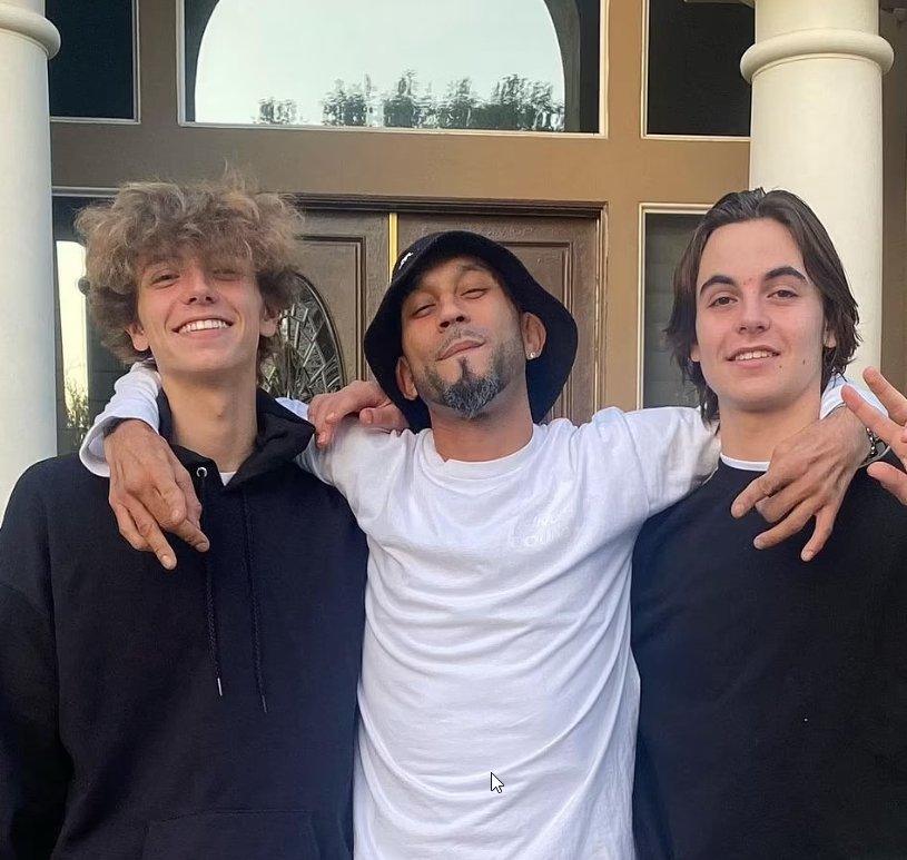 Οι γιοι της Britney σε μια ανάρτηση στο Instagram στα τέλη του 2021 με τον φίλο του Kevin, Eddie Morales