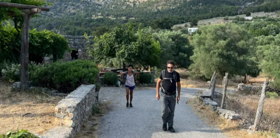 Η συντάκτρια του Guardian με τον οδηγό της, κάπου στα Σφακιά