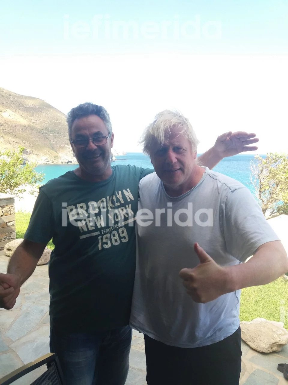 Με τον ιδιοκτήτη της ταβέρνας, Γιώργο Αντωνιάδη / Φωτογραφία: iefimerida.gr