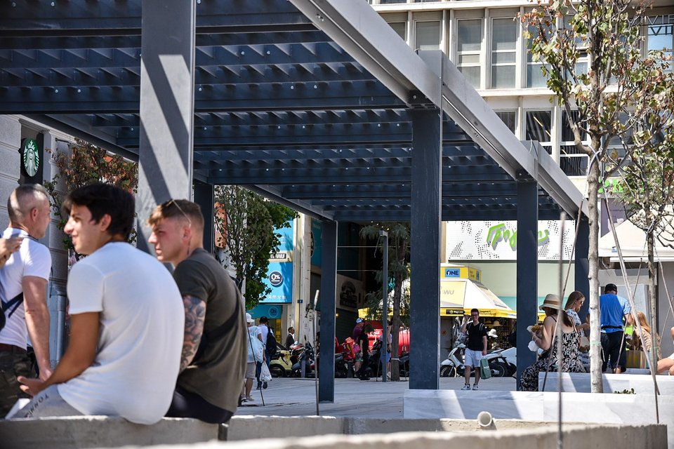 Το μεγαλύτερο μέρος του έργου στην πλατεία Συντάγματος έχει ολοκληρωθεί και το σημείο είναι πλέον προσβάσιμο στους κατοίκους και τους επισκέπτες της πόλης