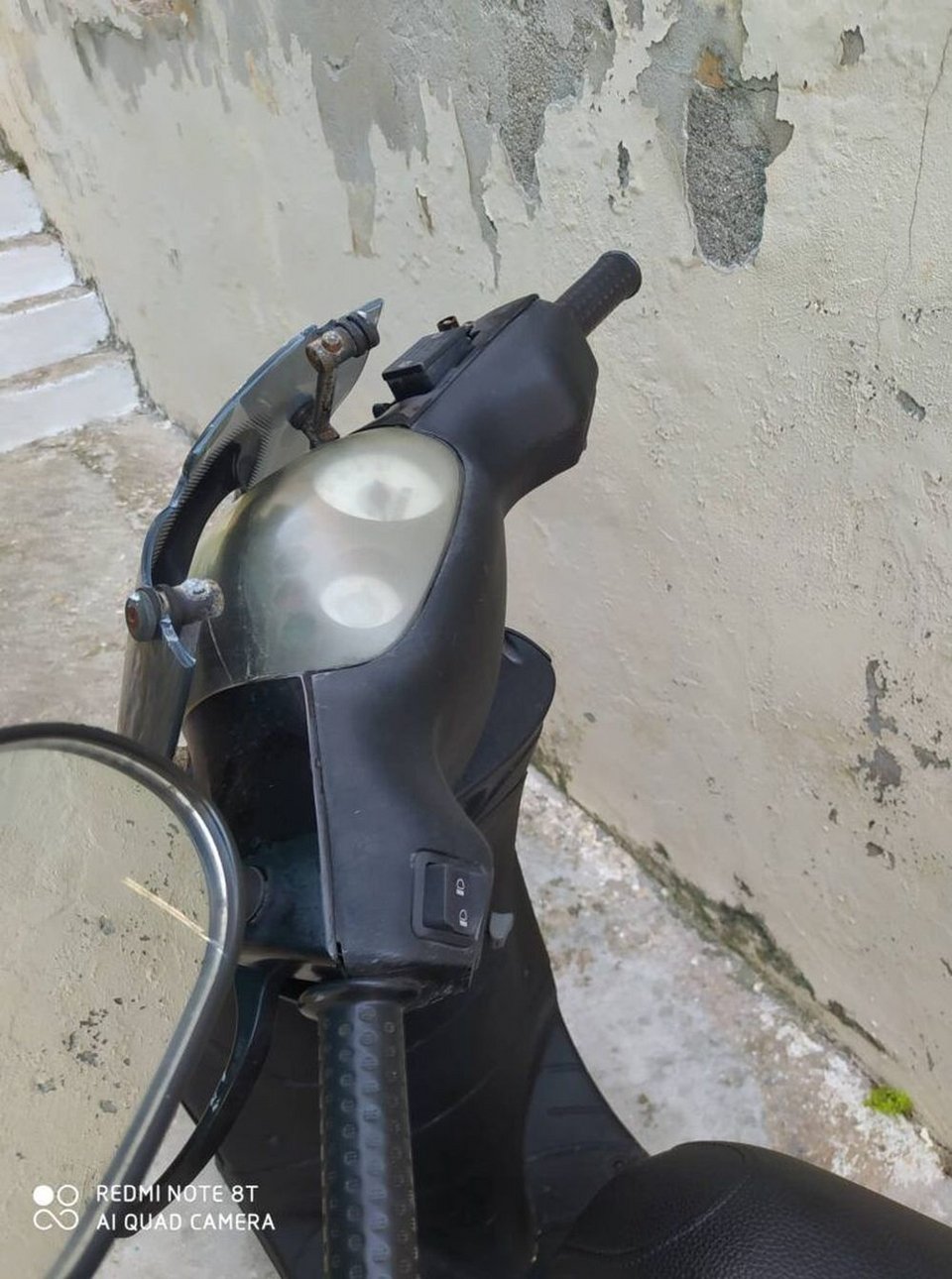 Οι φθορές στο μηχανάκι / Φωτογραφία: flamis.gr