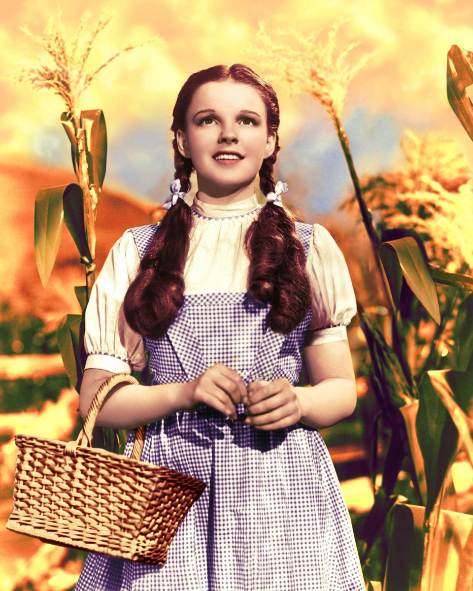 Η Αμερικανίδα ηθοποιός και τραγουδίστρια Judy Garland ως Dorothy Gale στον "Μάγο του Οζ"