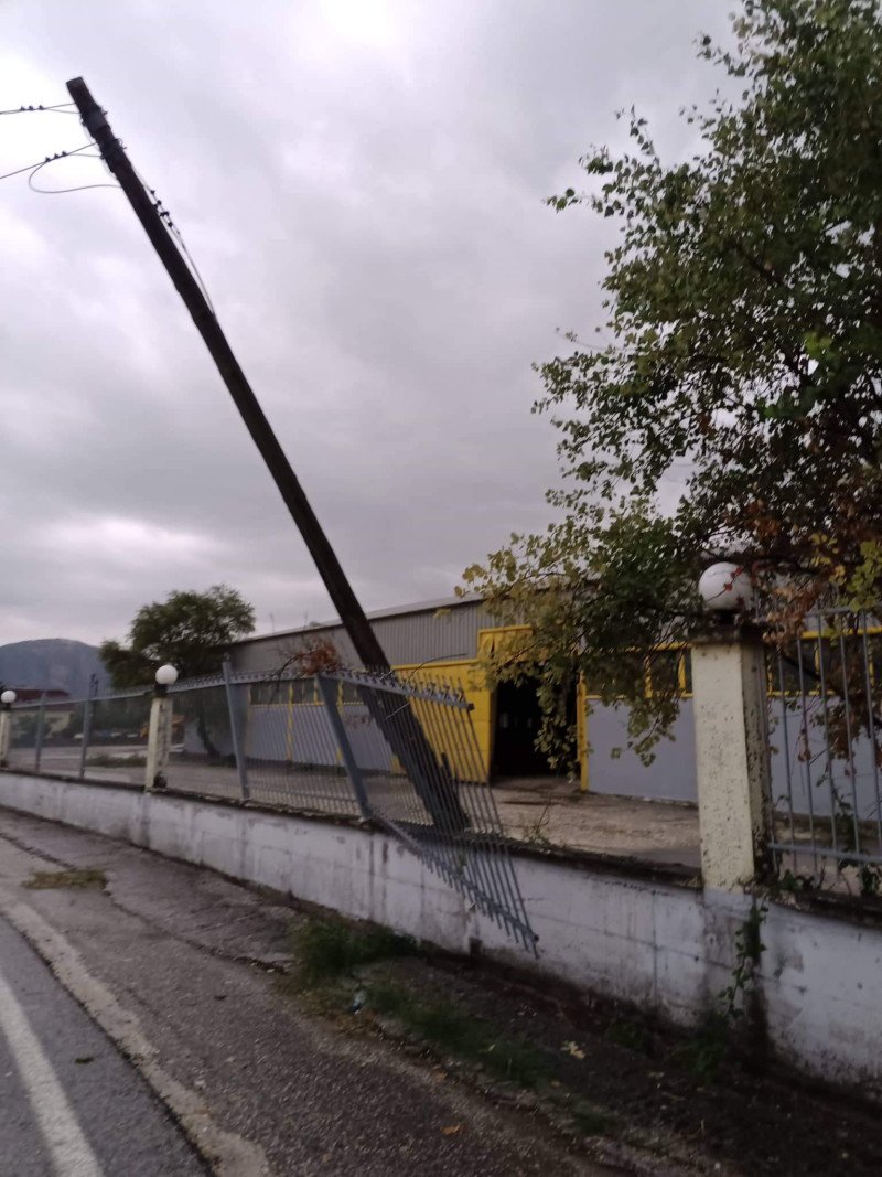 Πεσμένος στύλος με καλώδια