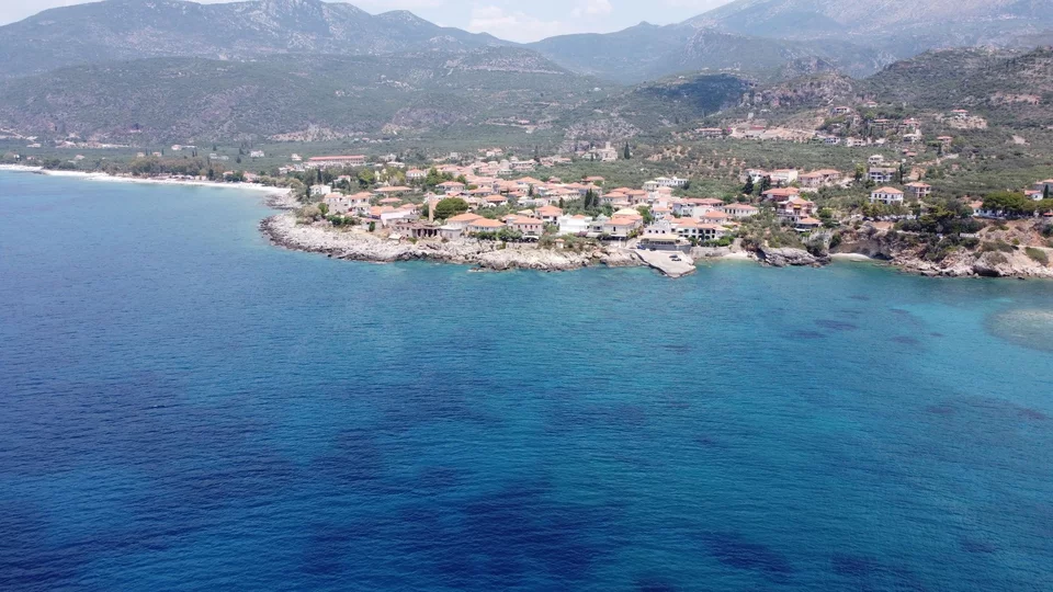 4 υπέροχα χωριά της Πελοποννήσου πάνω στο κύμα, για διακοπές σαν σε νησί 15