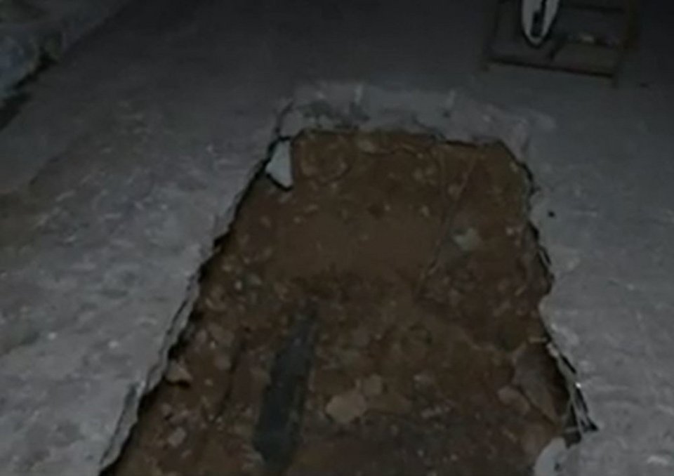 Μεγάλη καθίζηση του οδοστρώματος σημειώθηκε στο Κερατσίνι / ΣΚΑΙ