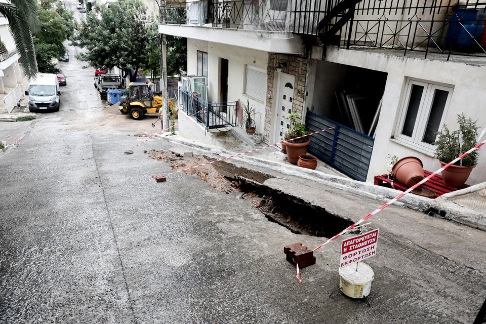 Καθίζηση δρόμου στο Κερατσίνι