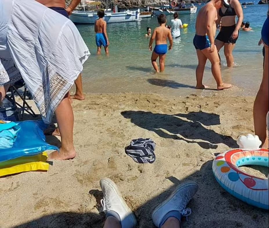 Αναζητώντας ένα κομμάτι άμμου στην παραλία Άγιος Σπυρίδωνας στην Κέρκυρα