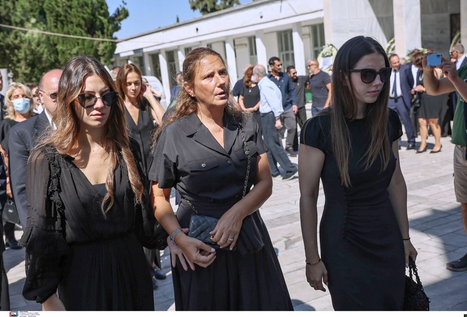 Η σύζυγος του Σταύρου Ψυχάρη Χριστίνα Τσούτσουρα, με τις δυο κόρες τους Χριστίνα και Σοφία