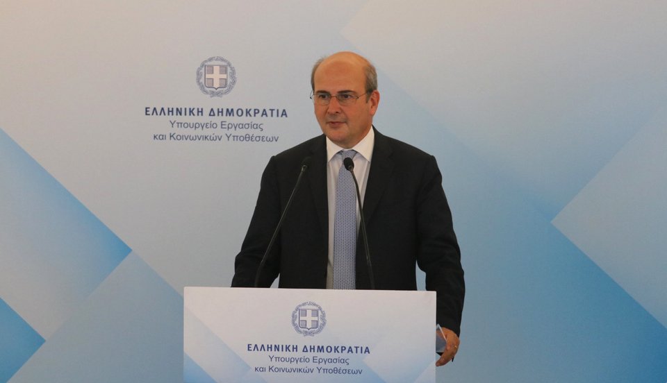 Ο υπουργός Εργασίας και Κοινωνικών Υποθέσεων, Κωστής Χατζηδάκης, κατά την παρουσίαση του ασφαλιστικού νομοσχεδίου / Φωτογραφία: Intimenews