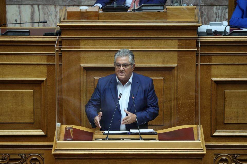 Ο γ.γ. του ΚΚΕ Δημήτρης Κουτσούμπας στο βήμα της Βουλής για τις παρακολουθήσεις / Φωτογραφία: Aris Oikonomou / SOOC