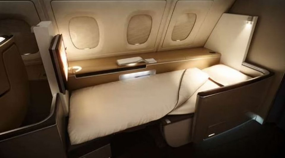  Τα καθίσματα μπορούν να μετατραπούν σε ένα κρεβάτι μήκους 78 ιντσών, το οποίο διαθέτει &quot;πάπλωμα ρύθμισης της θερμοκρασίας&quot; καθώς και υγραντήρες κατά τη διάρκεια της πτήσης  