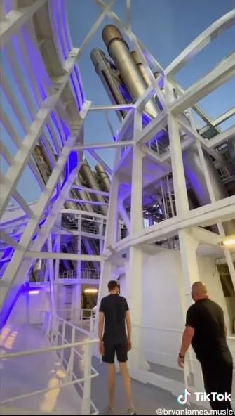 Ο Bryan James εργάζεται στο μεγαλύτερο κρουαζιερόπλοιο του κόσμου και μόλις τώρα ανακαλύπτει κάποιες μυστικές περιοχές που προορίζονται για το πλήρωμα 