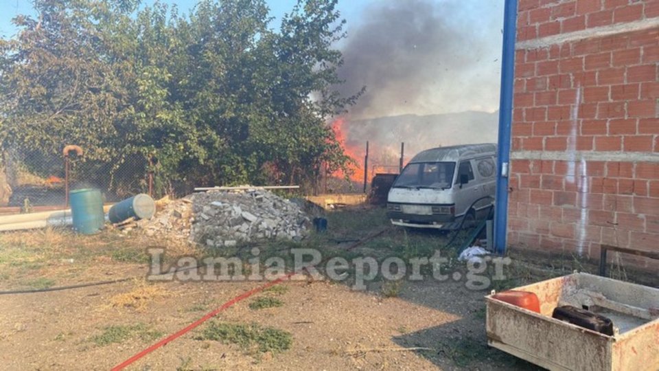 Φωτιά σημειώθηκε στη Λαμία γύρω από το τοπικό ΤΕΙ / lamiareport.gr