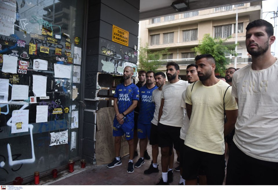 Ποδοσφαιριστές και τεχνικό επιτελείο της Μακάμπι Τελ Αβίβ στο σημείο που δολοφονήθηκε ο Άλκης / INTIMENEWS