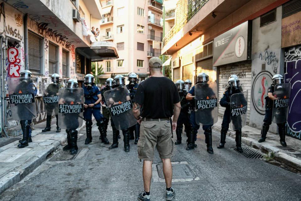Διαδηλωτής μπροστά απο διμοιρία των ΜΑΤ στα Εξάρχεια / ΤΑΤΙΑΝΑ ΜΠΟΛΑΡΗ / EUROKINISSI