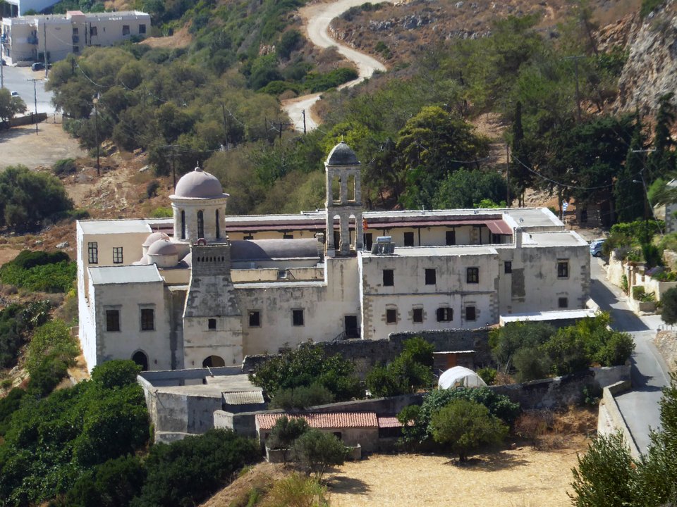 Στη Μονή Γωνιάς πολλοί πιστοί το 'χουν σαν τάμα να πηγαίνουν με τα πόδια για να προσκυνήσουν την εικόνα της Παναγίας διανύοντας αποστάσεις ακόμα και από την πόλη των Χανίων