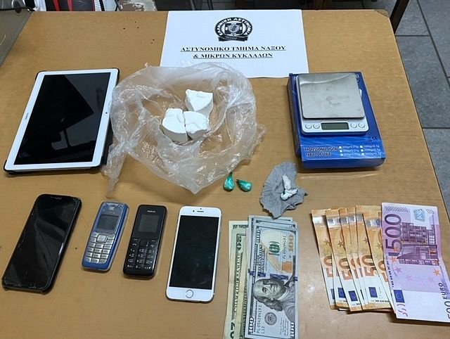 Κατόπιν έρευνας στην κατοικία της 25χρονης, βρέθηκαν τα άνωθι / Φωτογραφία: ΕΛ.ΑΣ.