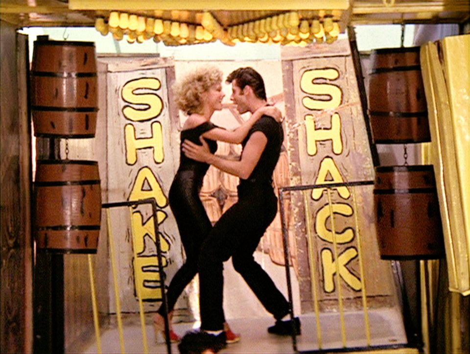Η Olivia Newton-John ως Sandy και ο John Travolta ως Danny Zuko τραγουδούν το "You're the One That I Want"