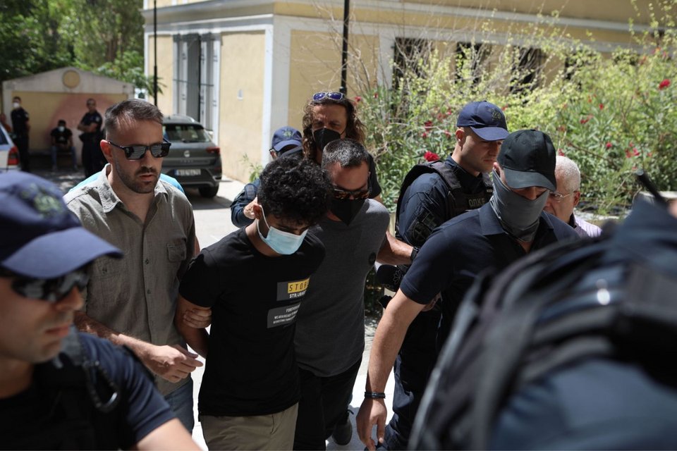 Συνοδεία ισχυρής αστυνομικής δύναμης οδηγήθηκε ο 22χρονος στις εισαγγελικές Αρχές