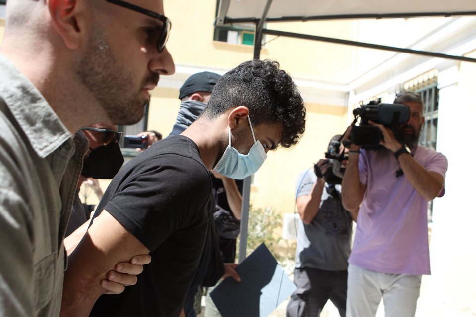 Η στιγμή που ο 22χρονος Πακιστανός οδηγείται στον Εισαγγελέα