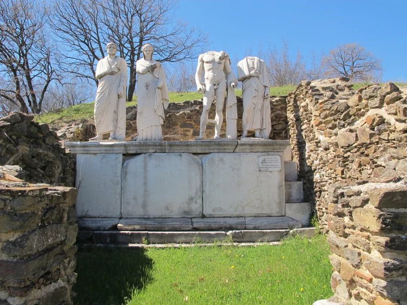 Εδώ σωζονται σε πολύ καλή κατάσταση τα τέσσερα από τα πέντε αγάλματα της σημαντικής οικογένειας του Πατράου και της Αμμίας