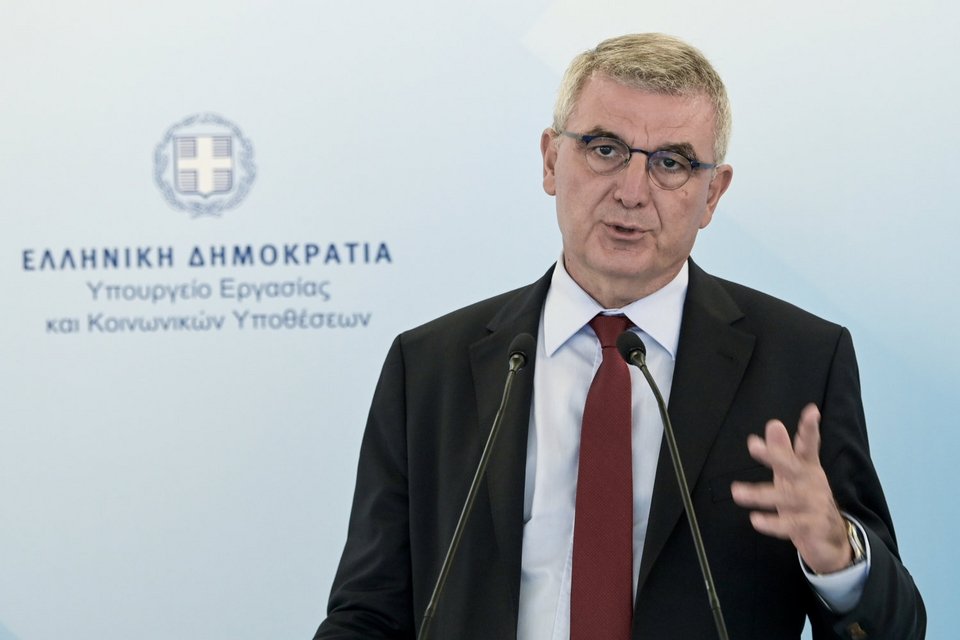 Ο υφυπουργός Εργασίας και Κοινωνικών Υποθέσεων, Πάνος Τσακλόγλου, στην τοποθέτησή του για το νομοσχέδιο / Φωτογραφία: ΜΙΧΑΛΗΣ ΚΑΡΑΓΙΑΝΝΗΣ-EUROKINISSI