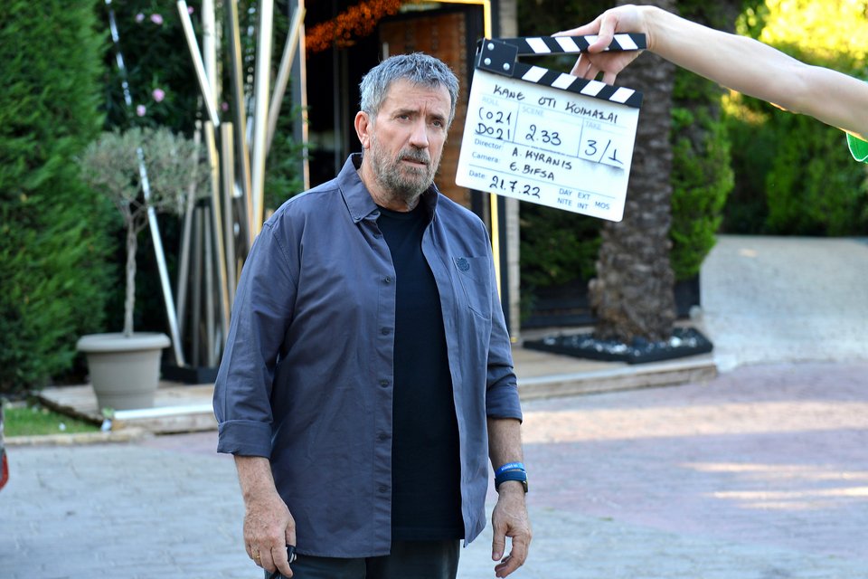 Ο Σπύρος Παπαδόπουλος στα γυρίσματα της σειράς της ΕΡΤ «Κάνε ότι κοιμάσαι»