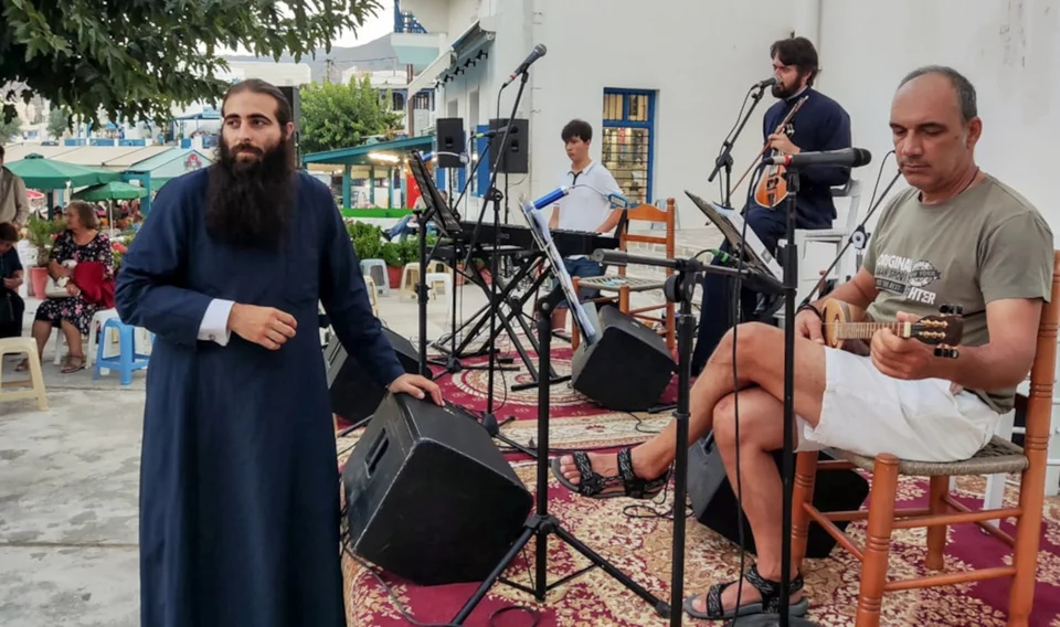 Η συναυλία στην Κορωνίδα της Νάξου, όπου συμμετείχαν και ιερείς / Φωτογραφία: naxostimes.gr