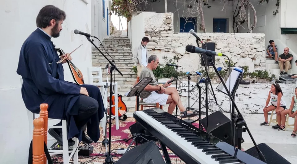 Η συναυλία στην Κορωνίδα της Νάξου όπου συμμετείχαν τοπικοί ιερείς / Φωτογραφία: naxostimes.gr