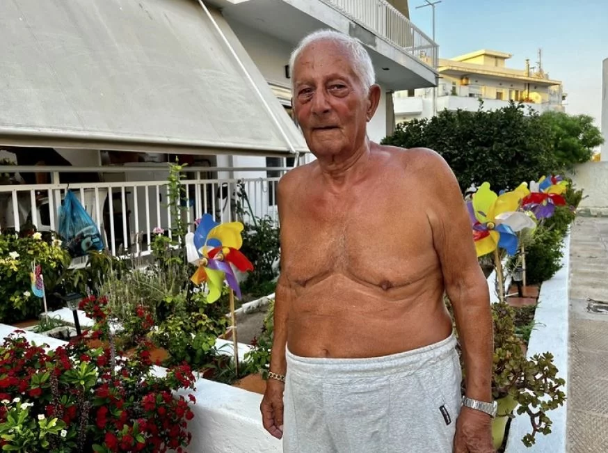 O 92χρονος στη Ρόδο που έγινε viral με τη βουτιά του / rodiaki