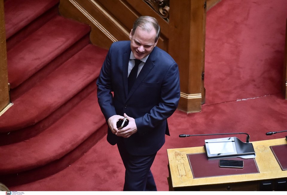 Ο υπουργός Υποδομών Κώστας Καραμανλής χαμογελαστός / Φωτογραφία: Intimenews