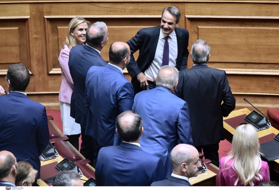 Χαμογελαστός με ομάδα βουλευτών της ΝΔ ο Κυριάκος Μητσοτάκης
