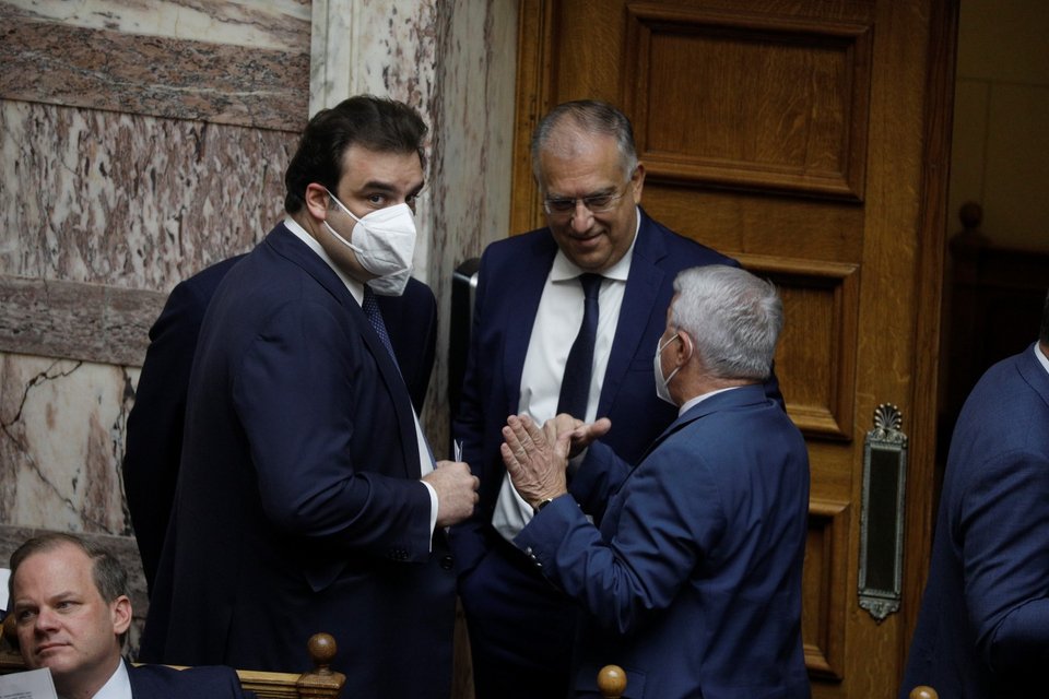 «Πηγαδάκι» Κυριάκου Πιερρακάκη και Τάκη Θεοδωρικάκου -Διακρίνεται καθιστός ο Κώστας Καραμανλής/ Φωτογραφία: eurokinissi