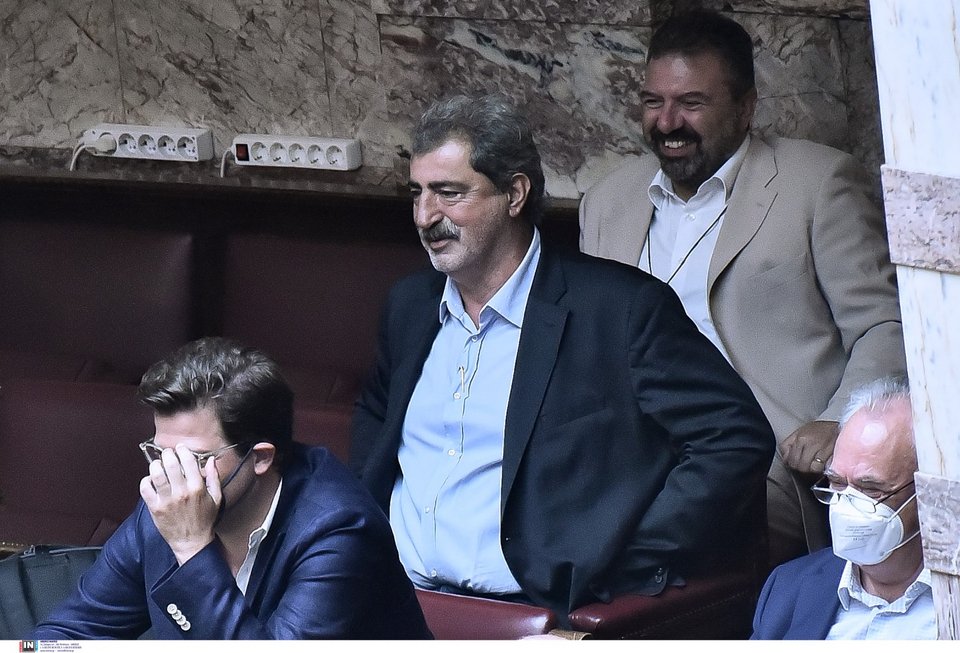 Ο Παύλος Πολάκης από τη γαλαρία των θεωρείων της Βουλής / Φωτογραφία: Intimenews